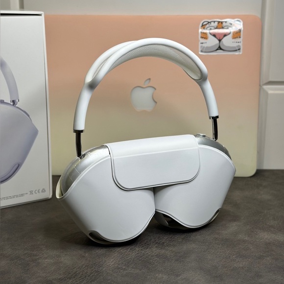 Apple Other - Apple AirPods Max in White with Case usb-c